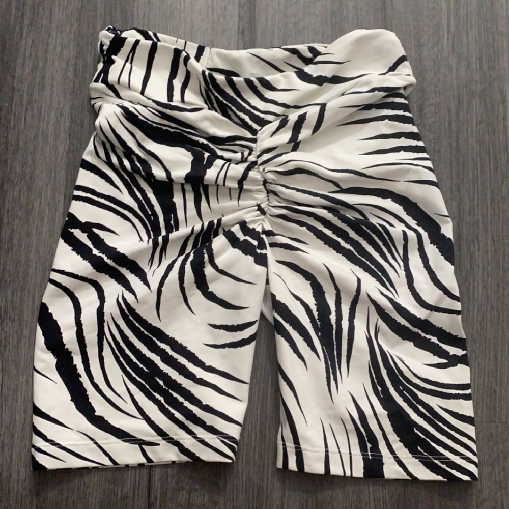 Licifit untamed scrunch butt shorts size s/m